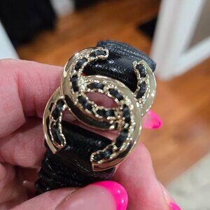 22B CHANEL HAIR SCRUNCHIE LEATHER GOLD CC LOGO LIKE NEW